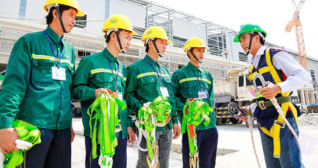 DONG-PHUC-CONG-NHAN-CONG-TRUONG-NHA-CAO-TANG